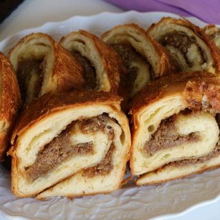 Haşhaşlı Cevizli Rulo Çörek